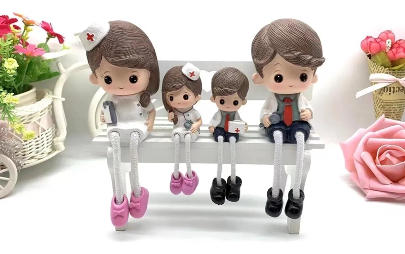 SET DE 4 FIGURAS DECORATIVAS DE RESINA REPRESENTANDO FAMILIA Y DOCTOR - 2