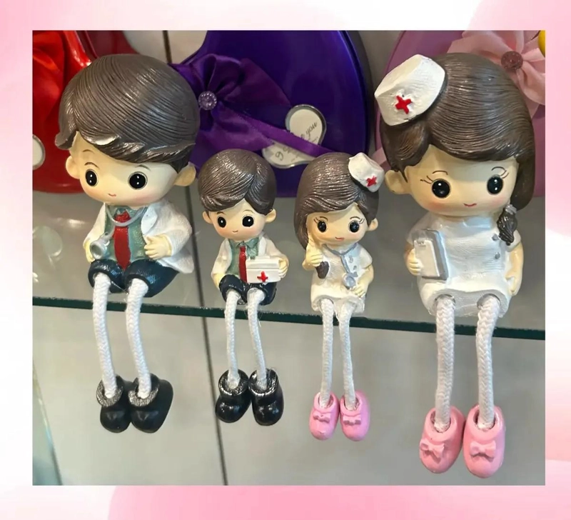 SET DE 4 FIGURAS DECORATIVAS DE RESINA REPRESENTANDO FAMILIA Y DOCTOR - 4