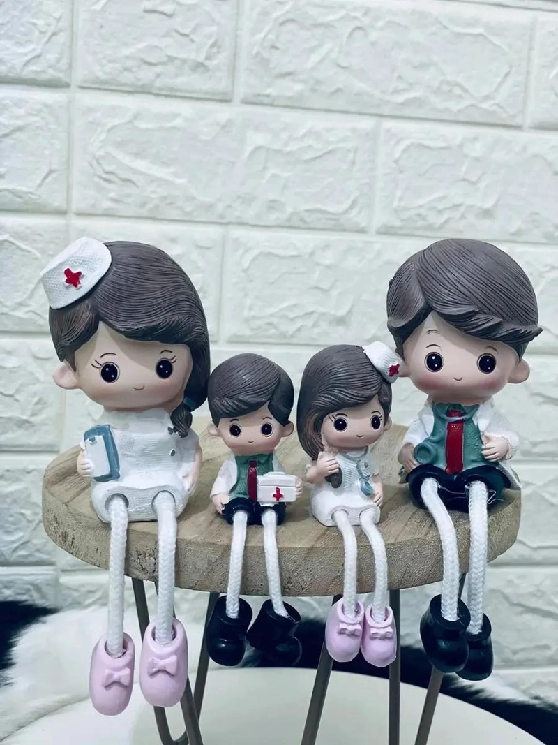 SET DE 4 FIGURAS DECORATIVAS DE RESINA REPRESENTANDO FAMILIA Y DOCTOR - 5
