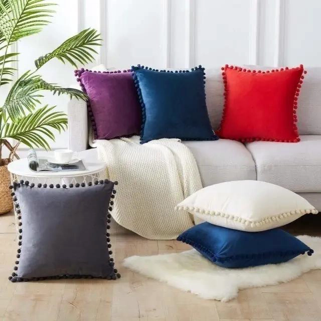 SET DE 4 FUNDAS DE COJIN DE TERCIOPELO CON DETALLES DE POMPONES - 1