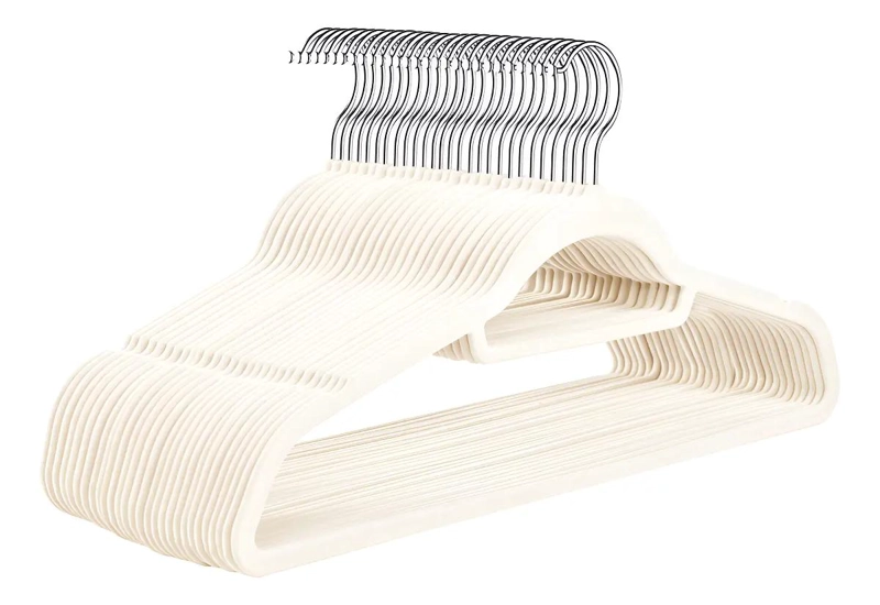 COLGADORES ANTIDESLIZANTES DE TERCIOPELO COLOR BLANCO HUESO PARA ROPA - 1