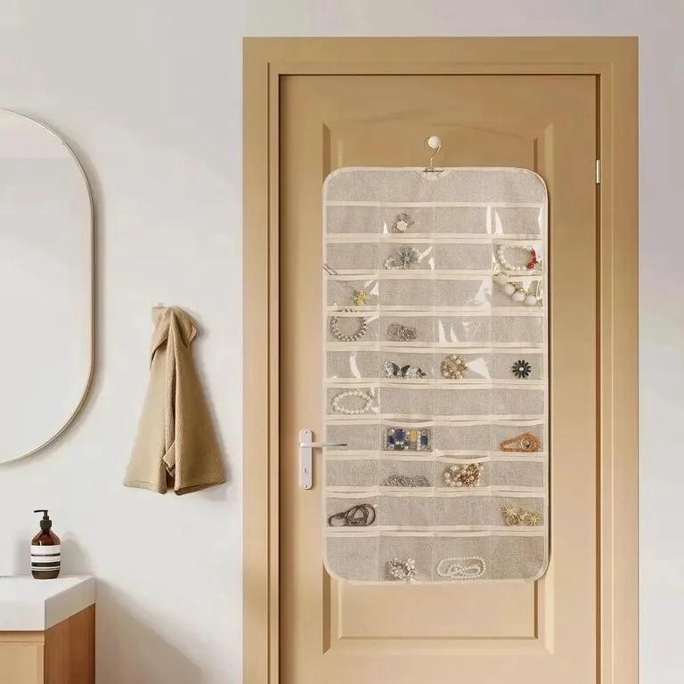 ORGANIZADOR COLGANTE PARA JOYAS CON MULTIPLES BOLSILLOS BEIGE 43X86 CM - 2