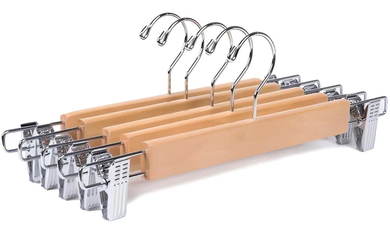 SET DE 15 COLGADORES DE MADERA CON GANCHO METALICO PARA PANTALONES - 1