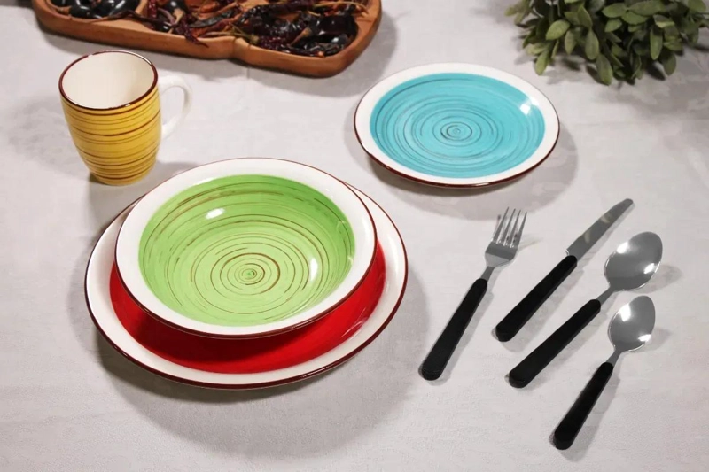 SET DE CUBIERTOS DE 16 PIEZAS CON BANDEJA EN ACABADO PLATEADO - 2
