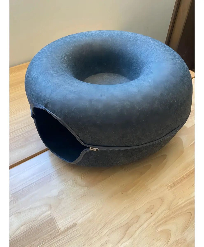 CAMA PARA GATO CON DISEÑO CIRCULAR TIPO DONA Y TUNEL CON RASCADOR INTEGRADO - 4