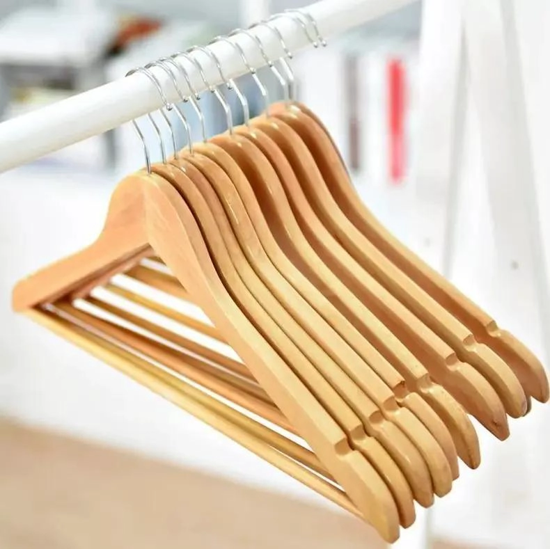 SET DE 9 COLGADORES DE MADERA CON GANCHO ANTIDESLIZANTE PARA ROPA - 2