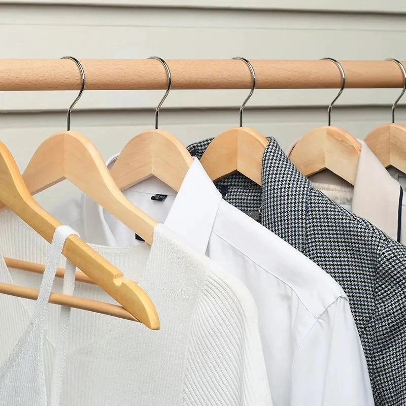 SET DE 10 COLGADORES DE MADERA CON GANCHOS ANTIDESLIZANTES PARA ROPA - 3