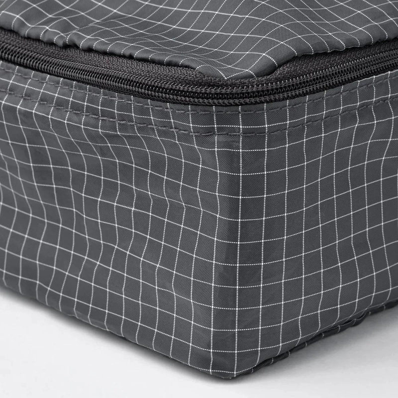 ORGANIZADOR DE VIAJE PARA ROPA EN POLIE STER CON DISEÑO A CUADROS GRIS Y NEGRO - 2