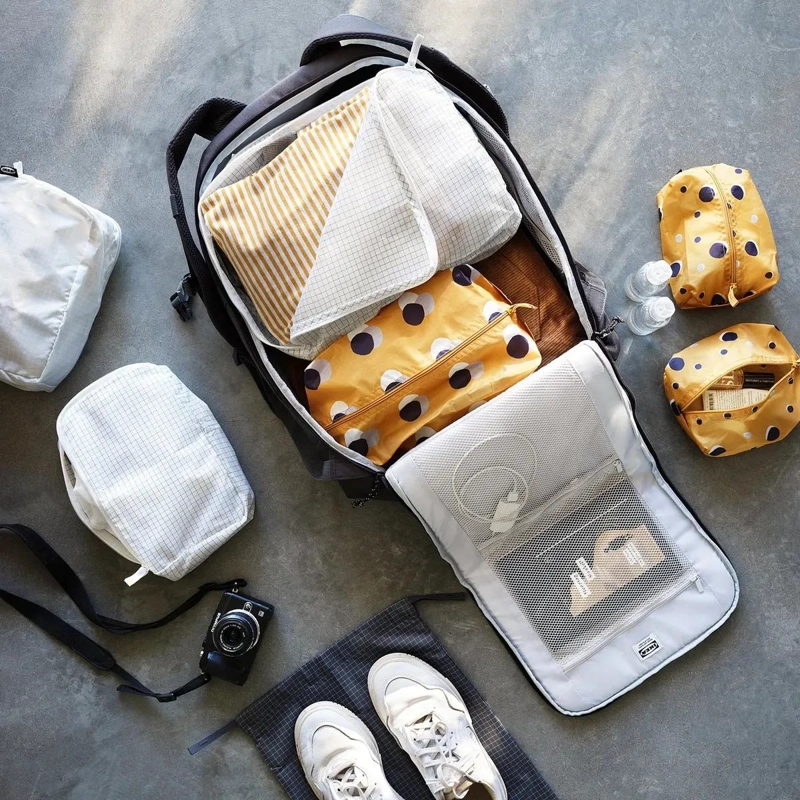 ORGANIZADOR DE VIAJE PARA ROPA EN POLIE STER CON DISEÑO A CUADROS GRIS Y NEGRO - 3
