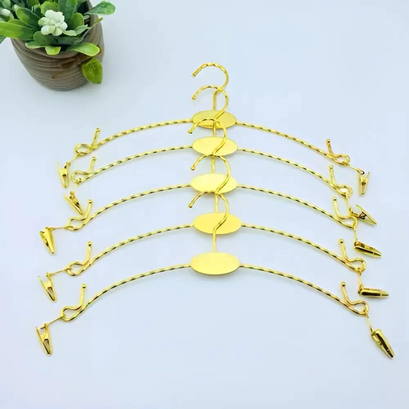 SET DE 10 COLGADORES METALICOS DORADOS PARA ROPA RESISTENTES - 1