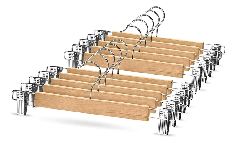 SET DE 10 COLGADORES DE MADERA Y METAL CON PINZAS PARA ROPA - 1