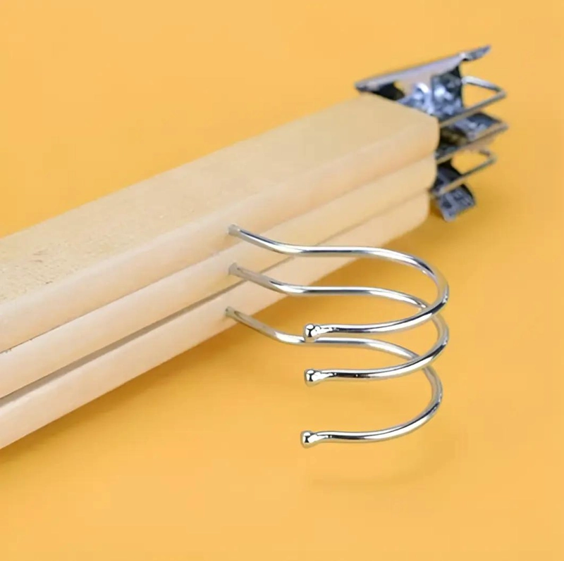 SET DE 5 COLGADORES DE MADERA ANTIDESLIZANTES CON PINZA PARA ROPA - 4