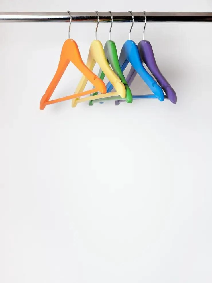 SET DE 5 COLGADORES PARA ROPA CON DISEÑO ANTIDESLIZANTE Y RECUBRIMIENTO DE PVC - 4
