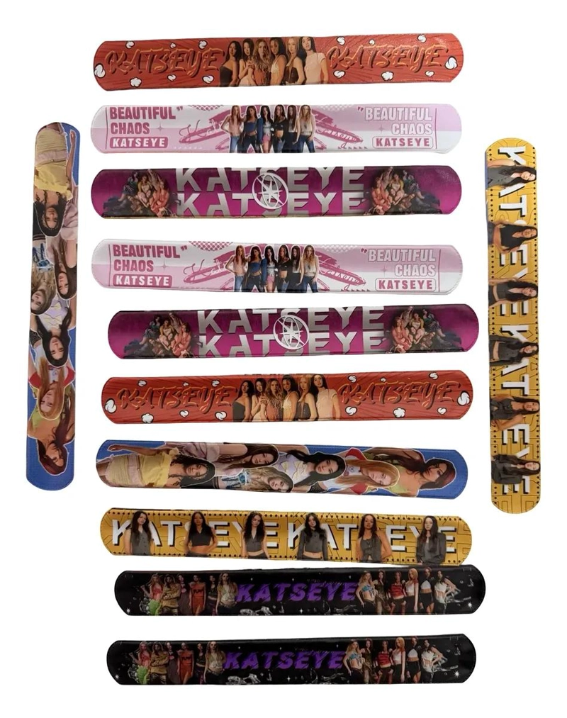 PACK DE 12 PULSERAS ENROSCABLES CON DISEÑO KATSEYE PARA FIESTAS - 1