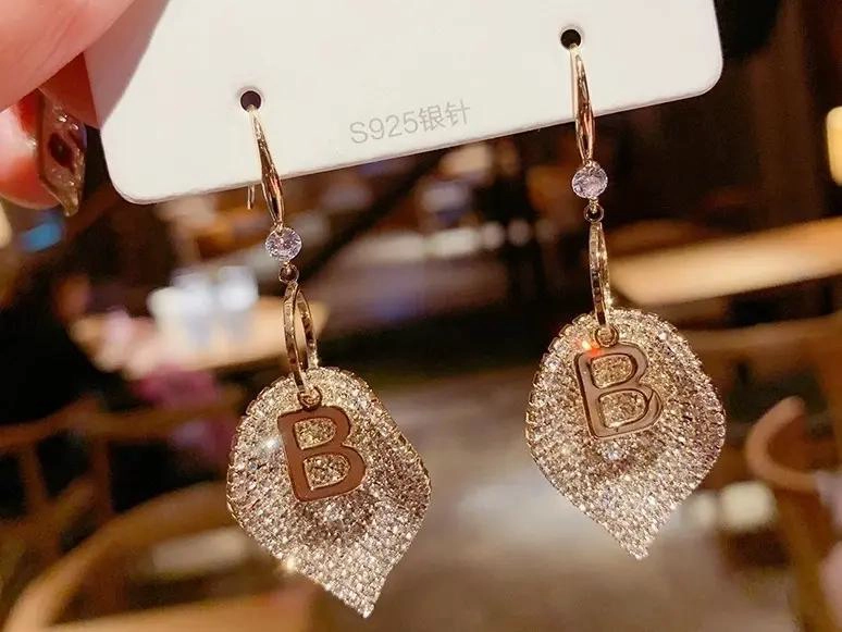 ARETES LARGOS DORADOS CON DISEÑO DE LETRA B ELEGANTE Y MODERNO - 2