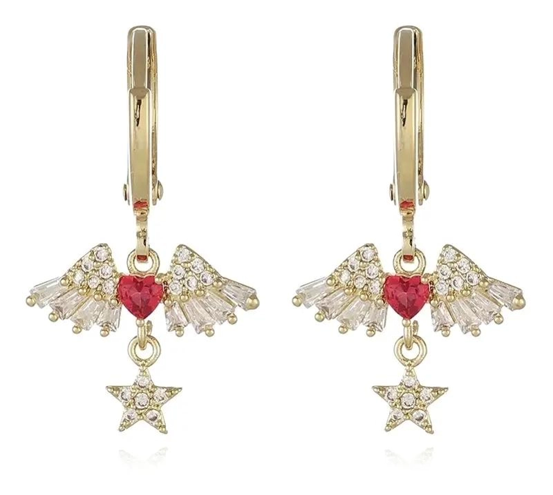 ARETES DORADOS CON DISEÑO DE ALAS Y CORAZON EN COLOR FUCSIA - 1