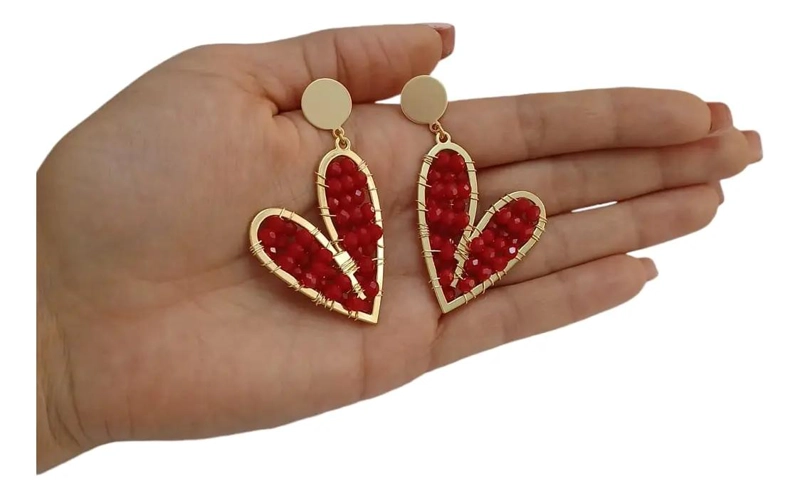 AROS LARGOS CON DISEÑO DE CORAZON Y PIEDRAS ROJAS EN BAÑO DE ORO 18K - 1