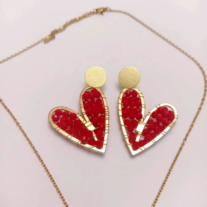 AROS LARGOS CON DISEÑO DE CORAZON Y PIEDRAS ROJAS EN BAÑO DE ORO 18K - 3