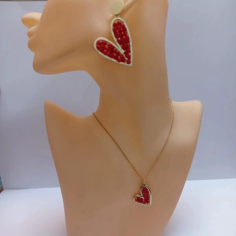 AROS LARGOS CON DISEÑO DE CORAZON Y PIEDRAS ROJAS EN BAÑO DE ORO 18K - 4