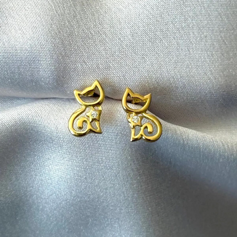 AROS DELICADOS CON DISEÑO DE GATO EN PLATA 925 CON BAÑO DORADO PARA NIÑA Y MUJER - 1