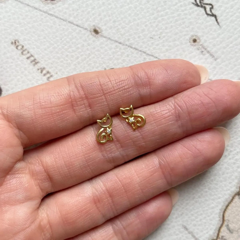 AROS DELICADOS CON DISEÑO DE GATO EN PLATA 925 CON BAÑO DORADO PARA NIÑA Y MUJER - 4