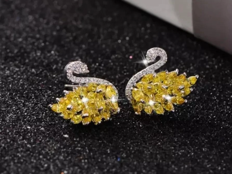 AROS ELEGANTES CON DISEÑO DE CISNE EN TONO AMARILLO BRILLANTE - 1