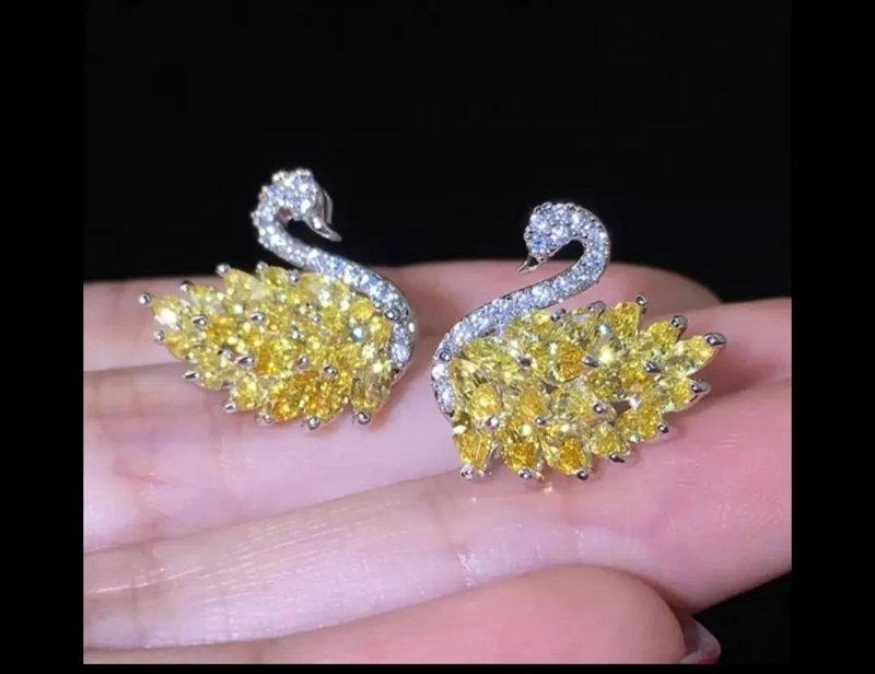 AROS ELEGANTES CON DISEÑO DE CISNE EN TONO AMARILLO BRILLANTE - 2