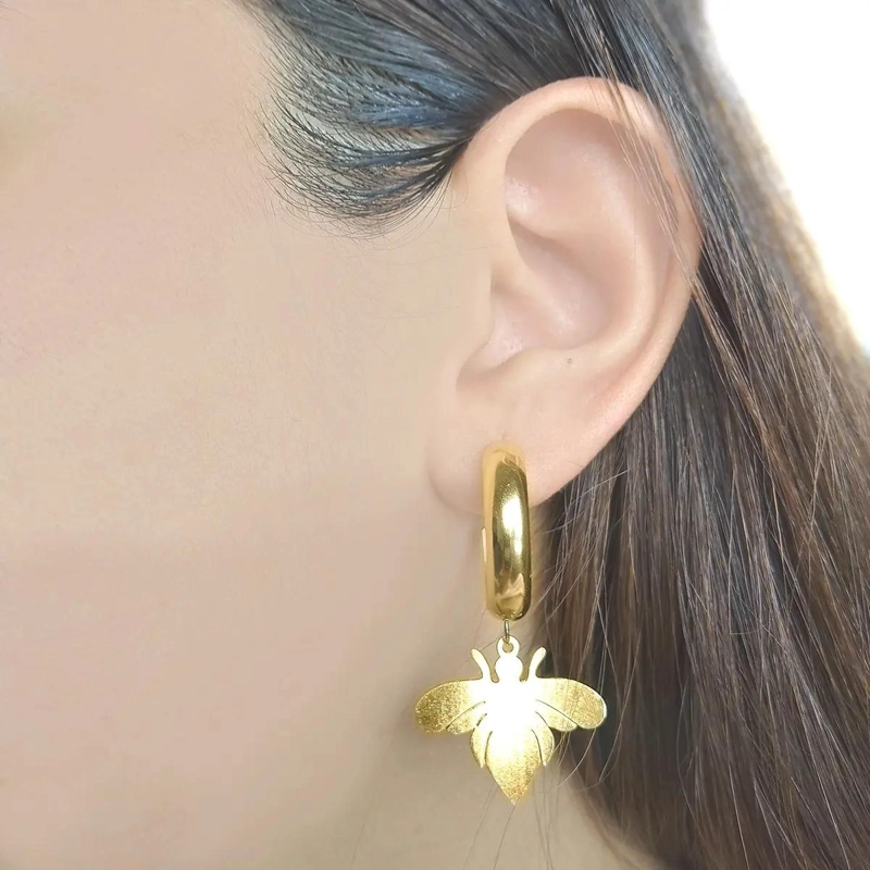 AROS ARGOLLA CON COLGANTE DE ABEJA SATINADA ENCHAPADA EN ORO 18 K - 3