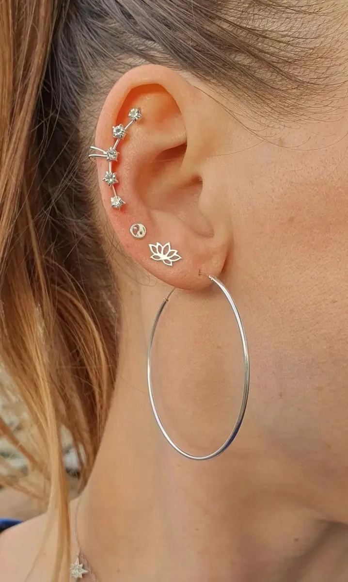 AROS PEQUEÑOS CON DISEÑO DE FLOR DE LOTO EN PLATA 925 - 2