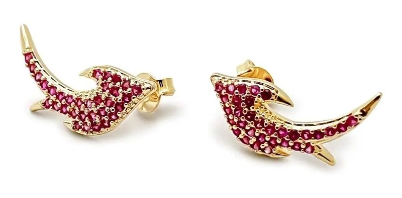 AROS CON DISEÑO DE GOLONDRINA Y CIRCON FUCSIA ENCHAPADO EN ORO 18K - 1