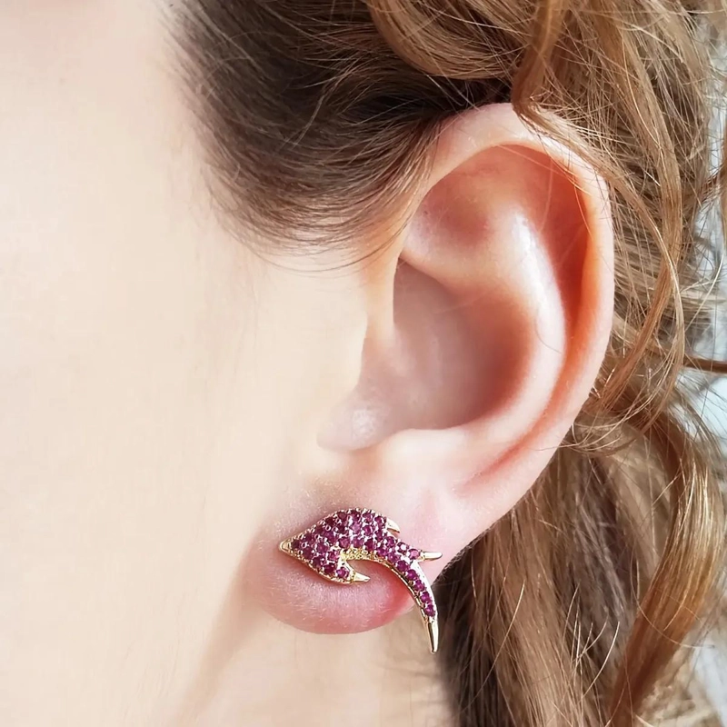 AROS CON DISEÑO DE GOLONDRINA Y CIRCON FUCSIA ENCHAPADO EN ORO 18K - 4