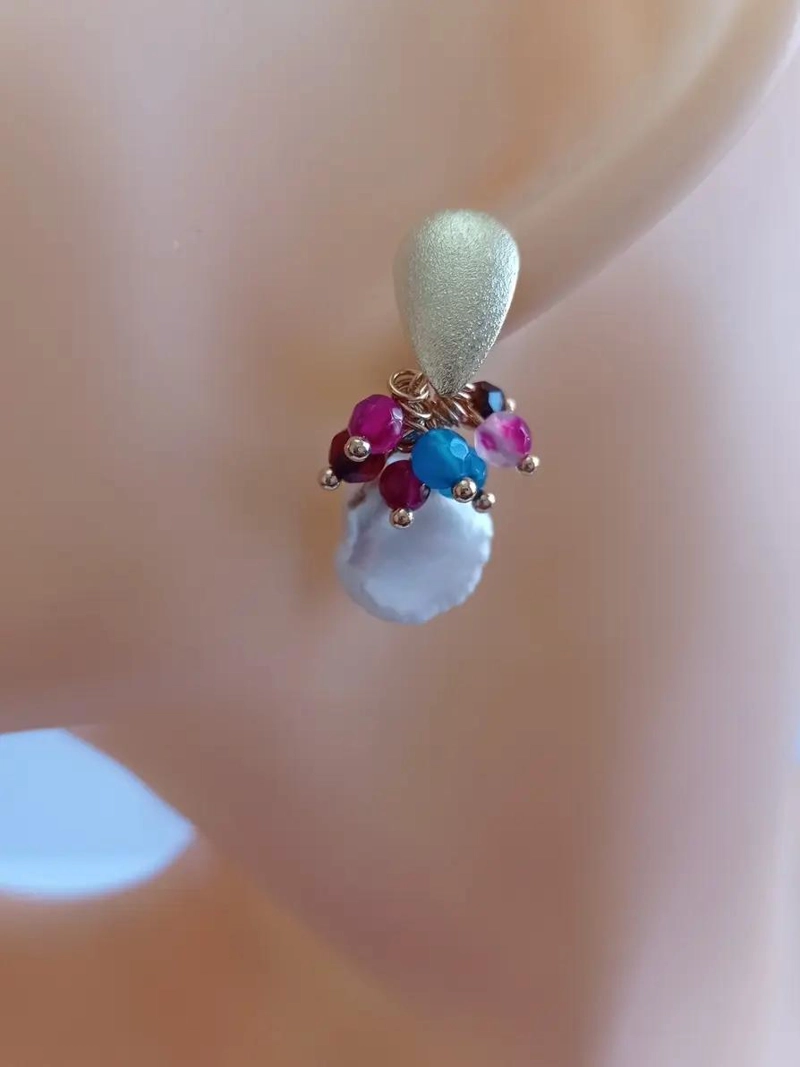 AROS DE PERLA BARROCA CON BAÑO DE ORO Y PIEDRAS DE COLORES HECHOS A MANO - 2