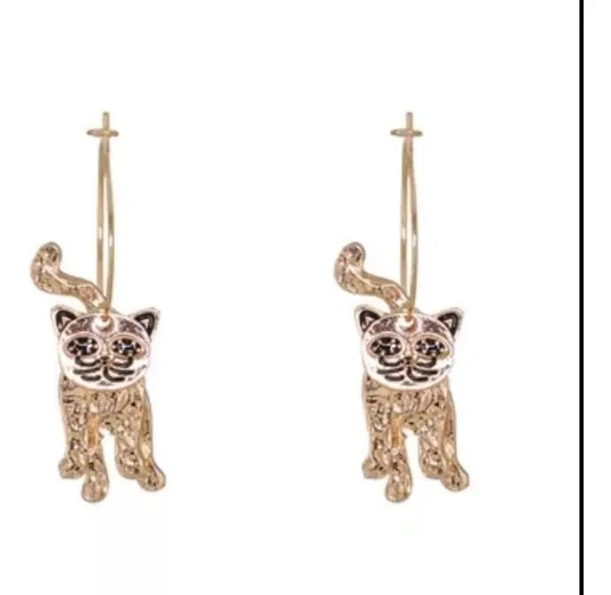 ARETES DORADOS CON DISEÑO DE GATO Y MOVIMIENTO - 1
