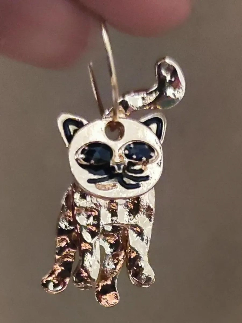ARETES DORADOS CON DISEÑO DE GATO Y MOVIMIENTO - 4