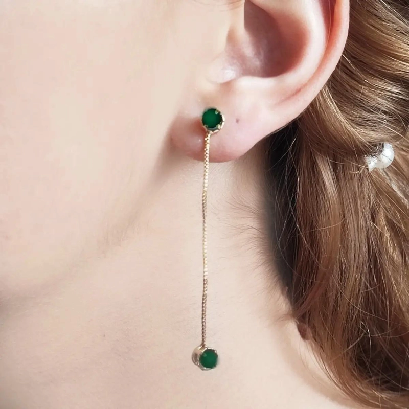 AROS CON CIRCONES VERDES Y CADENA COLGANTE ENCHAPADOS EN ORO 18K - 2