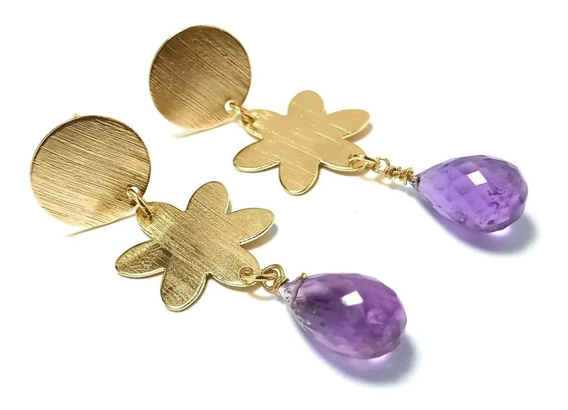 AROS COLGANTES CON DISEÑO DE FLOR SATINADA EN TONO AMATISTA Y BAÑO EN ORO 18 K - 2