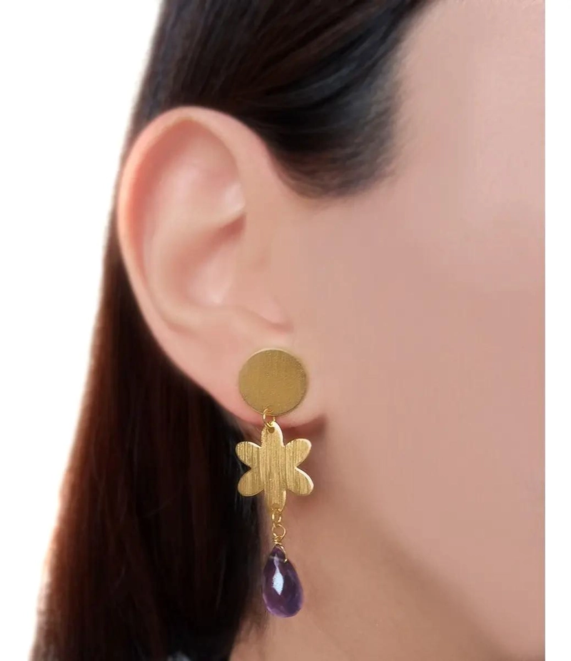 AROS COLGANTES CON DISEÑO DE FLOR SATINADA EN TONO AMATISTA Y BAÑO EN ORO 18 K - 3
