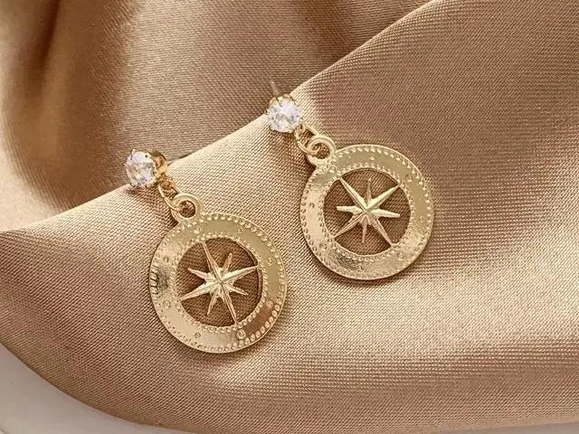AROS DORADOS CON DISEÑO DE CIRCULO Y ESTRELLA ELEGANTE - 2