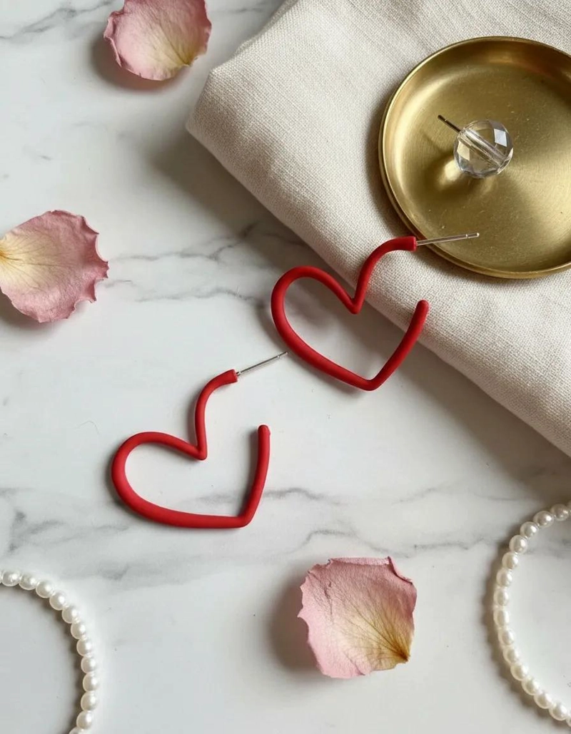 ARETES CON DISEÑO DE CORAZON EN COLOR ROJO VIBRANTE PARA MUJER - 1