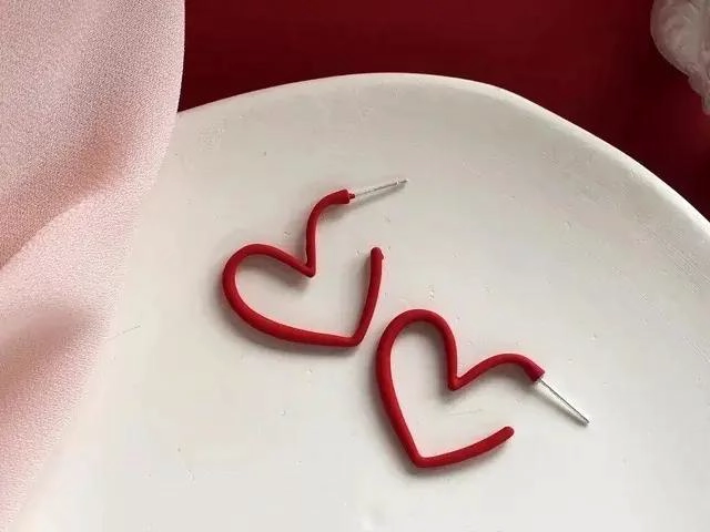 ARETES CON DISEÑO DE CORAZON EN COLOR ROJO VIBRANTE PARA MUJER - 2