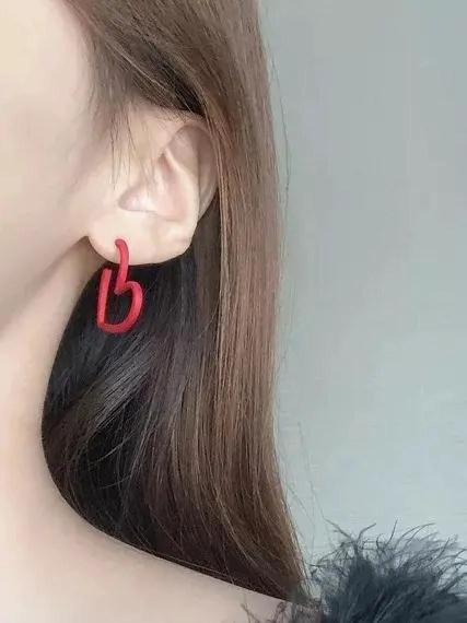 ARETES CON DISEÑO DE CORAZON EN COLOR ROJO VIBRANTE PARA MUJER - 3
