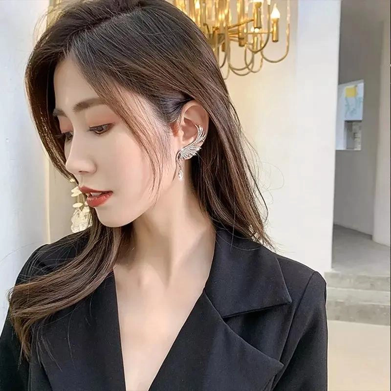 ARETES CON DISEÑO DE ALAS EN ACABADO PLATEADO ELEGANTE - 4