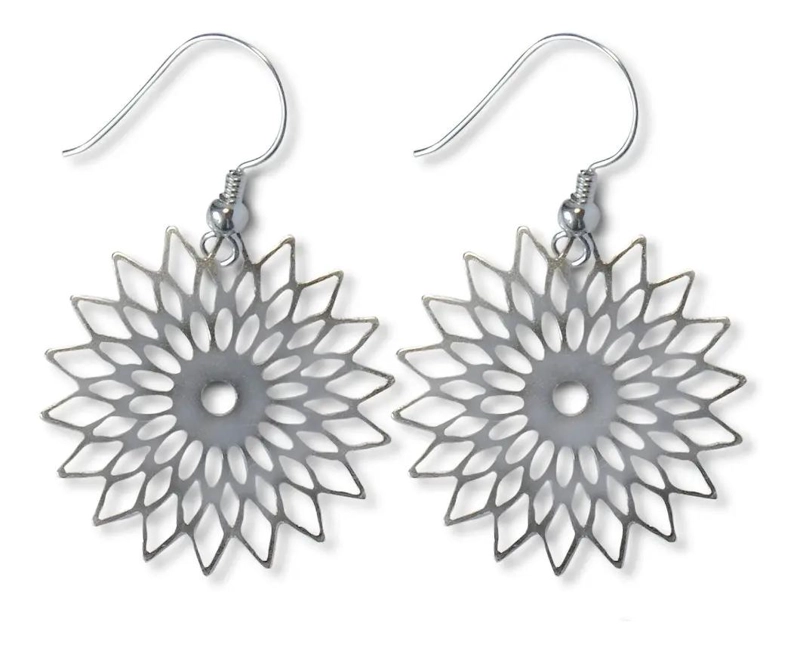 AROS CON DISEÑO DE FLOR CALADA EN PLATA FINA 925 - 1