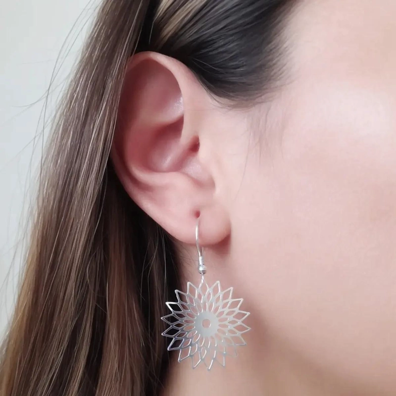 AROS CON DISEÑO DE FLOR CALADA EN PLATA FINA 925 - 2
