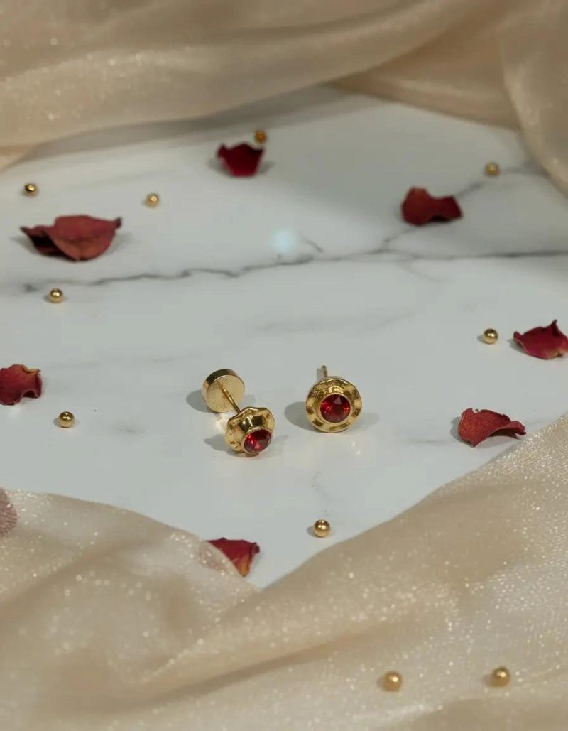 AROS DE ORO 18 QUILATES CON ABRIDORES Y PIEDRA RUBI - 2