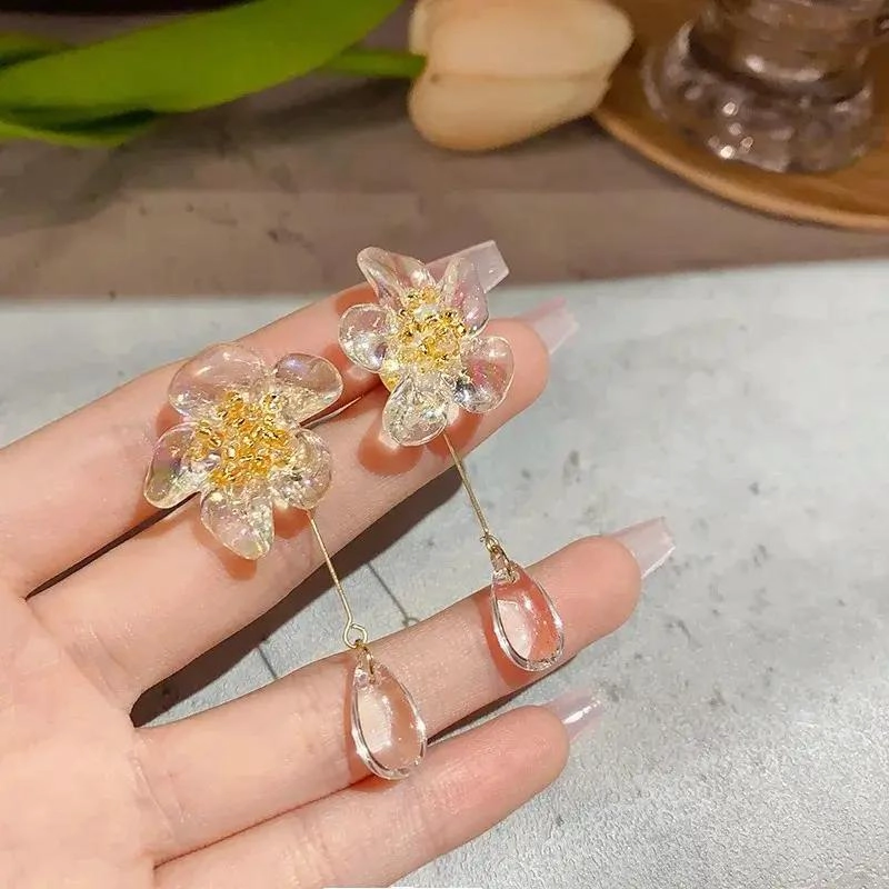 ARETES LARGOS DORADOS CON DISEÑO DE FLOR Y EFECTO TORNASOL - 2