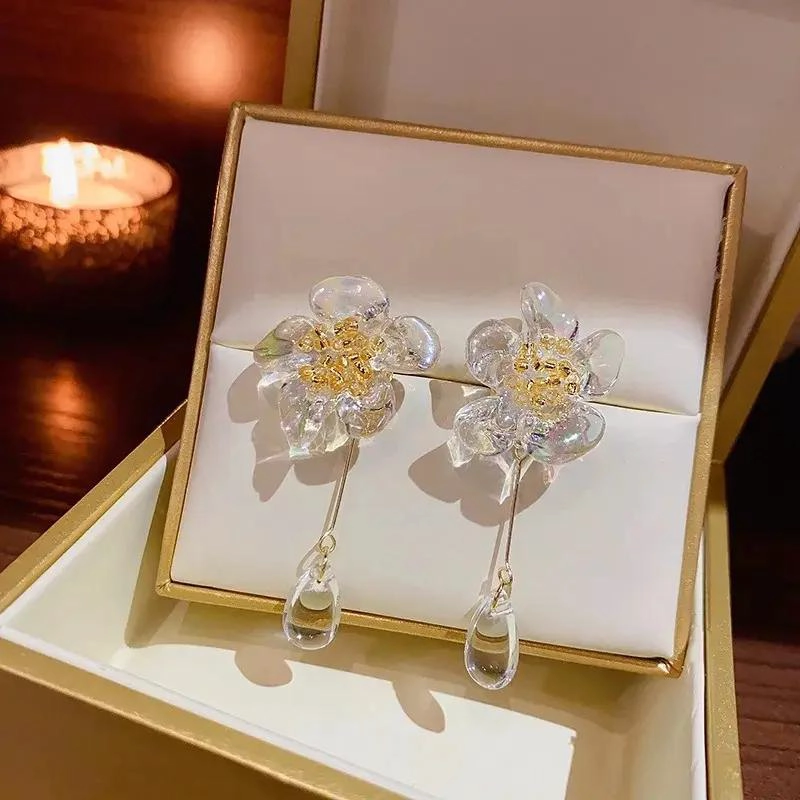 ARETES LARGOS DORADOS CON DISEÑO DE FLOR Y EFECTO TORNASOL - 3