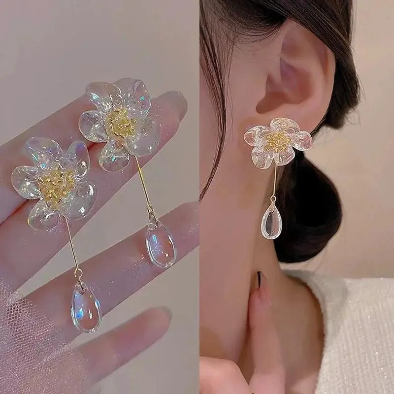 ARETES LARGOS DORADOS CON DISEÑO DE FLOR Y EFECTO TORNASOL - 4
