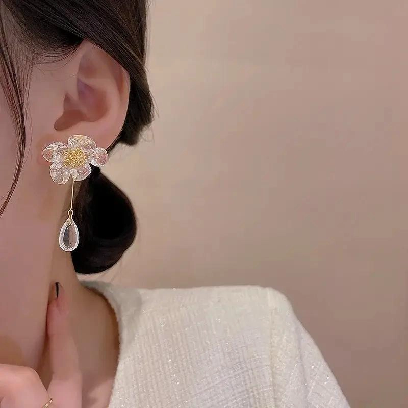 ARETES LARGOS DORADOS CON DISEÑO DE FLOR Y EFECTO TORNASOL - 5
