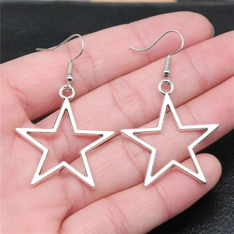 AROS COLGANTES CON DISEÑO DE ESTRELLA EN ACABADO PLATEADO PARA MODA ALTERNATIVA - 2